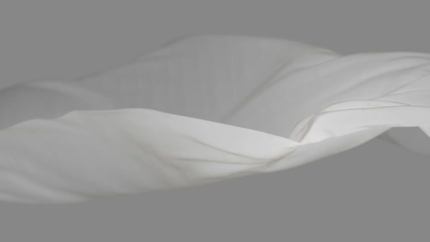Tela de seda ondulada blanca 4k en viento, fondo de lazo de tela ondulante sin costuras. — Vídeos de Stock