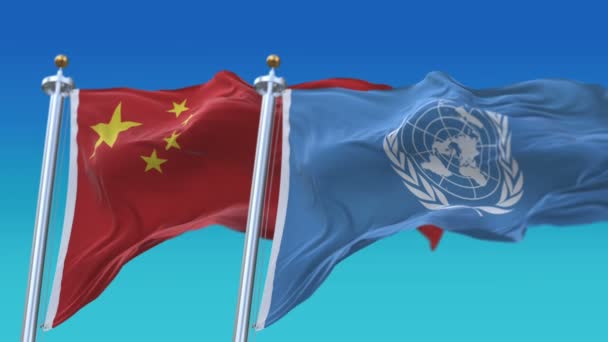Banderas de las Naciones Unidas y China sin costura 4k con fondo de cielo azul, UN CHN CN . — Vídeo de stock