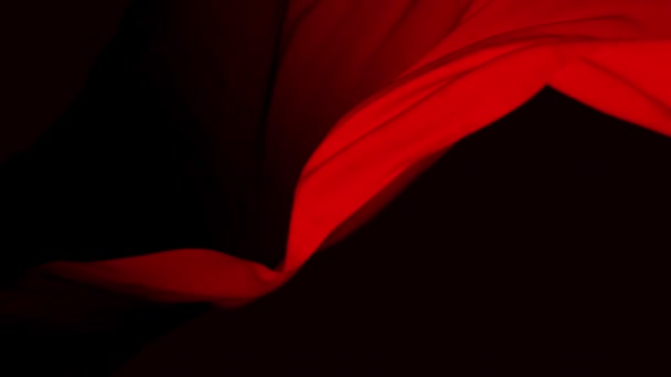 4k Tela de seda ondulada roja en viento, fondo de lazo de tela ondulante sin costuras. — Vídeo de stock