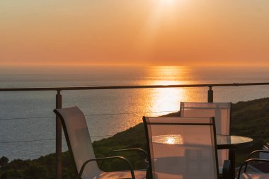 Denizin üzerinde gün batımı