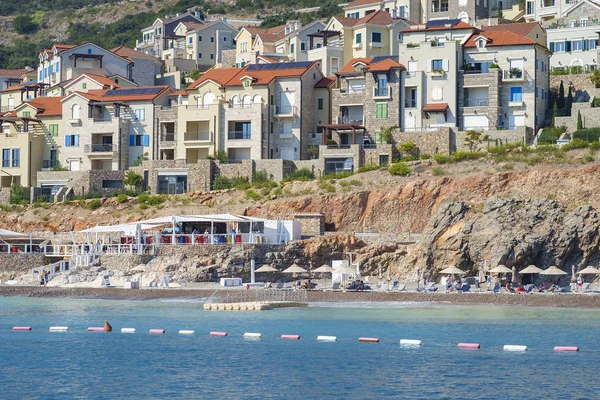 Shore and beach of a seaside town, view from the sea — Stock Photo, Image