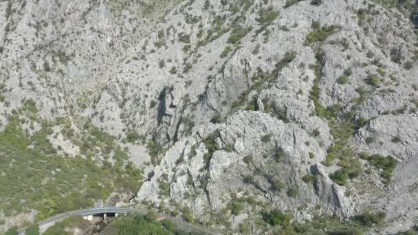 Foto Aérea Enormes Montañas Bahía Boko Kotor Montenegro Soleado Día — Vídeos de Stock