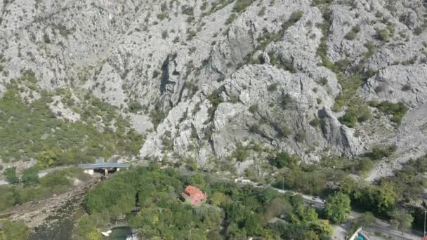 Luftaufnahme Einer Kleinen Marina Der Bucht Von Boka Kotor Montenegro — Stockvideo