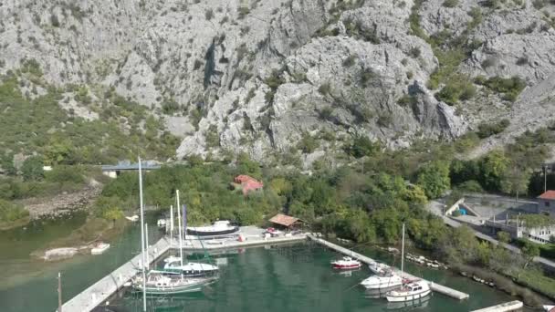 Flygfoto Liten Marina Boka Kotor Bay Montenegro Med Förtöjda Båtar — Stockvideo
