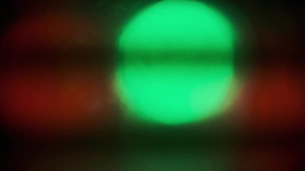 Les lumières numériques clignotantes de flou multicolore défocalisées brillent - rouge, bleu, vert, jaune, - scintillent dans un espace sombre sur un fond noir. paillettes abstraites, félicitations vacances concept de fête de bienvenue 