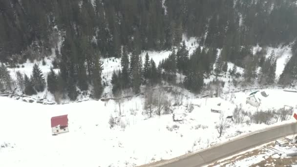 Drone Levanta Vuela Sobre Bosque Invierno Que Cubre Las Montañas — Vídeo de stock