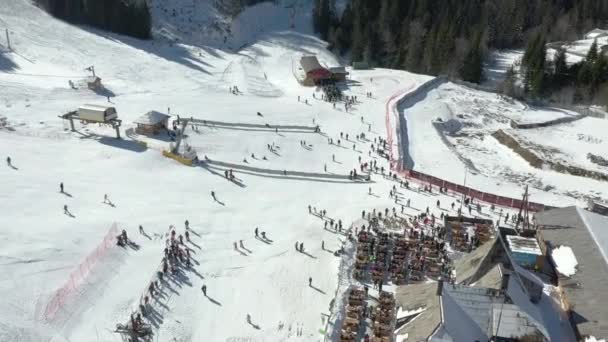 Bir Kayak Merkezinin Hava Görüntüsü Asansörün Inişin Bulunduğu Dağın Görüntüsü — Stok video