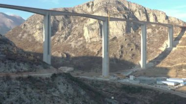 Karadağ 'ın ilk otoyolunun havadan vurulması. Karadağ ile Sırbistan arasındaki otoyol, ülkenin güney ve kuzeyini birbirine bağlayacak. Karadağ 'ın kuzeyindeki dağ köprüsü ve derin bir dağ kanyonu 