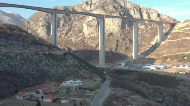 モンテネグロ初の高速道路建設の空中撮影 モンテネグロとセルビアの間のアウトバーン高速道路は 国の南と北を接続します モンテネグロ北部の山岳橋と深い山の峡谷 — ストック動画