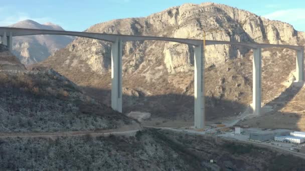 モンテネグロ初の高速道路建設の空中撮影 モンテネグロとセルビアの間のアウトバーン高速道路は 国の南と北を接続します モンテネグロ北部の山岳橋と深い山の峡谷 — ストック動画