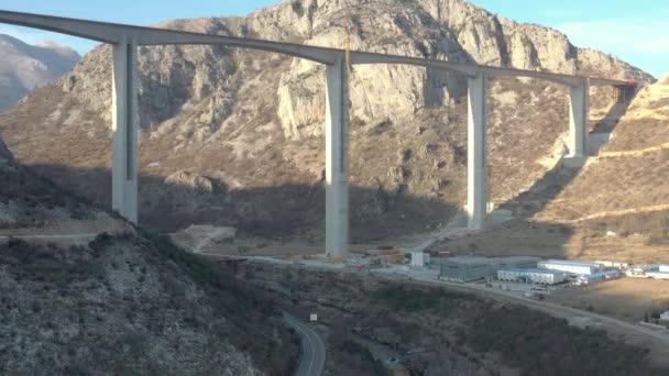 为黑山第一条高速公路的建设进行空中拍摄 黑山和塞尔维亚之间的高速公路将连接该国的南部和北部 黑山北部的山桥和深山峡谷 — 图库视频影像
