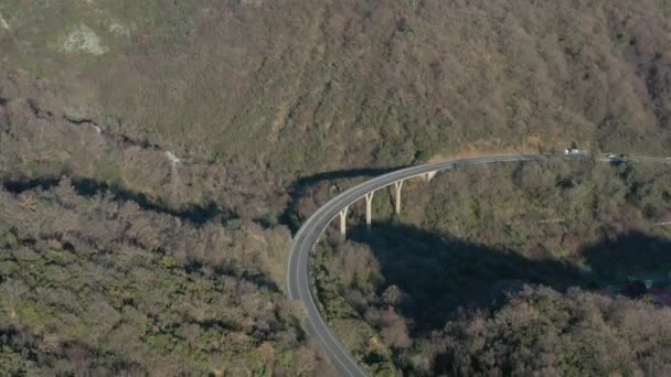 Flygfoto Smal Slingrande Bergsväg Bro Vilken Bilar Och Lastbilar Går — Stockvideo