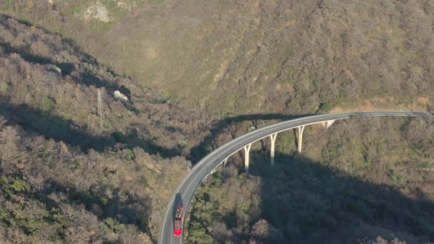 Luftaufnahme Einer Engen Gewundenen Bergstraße Einer Brücke Auf Der Autos — Stockvideo