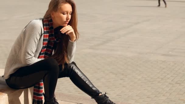 Chica solitaria mirando la ciudad solar — Vídeos de Stock