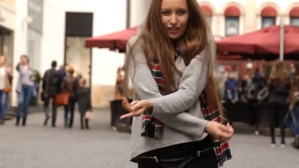 Счастливая девушка танцует на площади в — стоковое видео