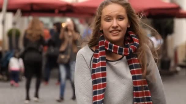 Glad flicka dansa på torget i — Stockvideo