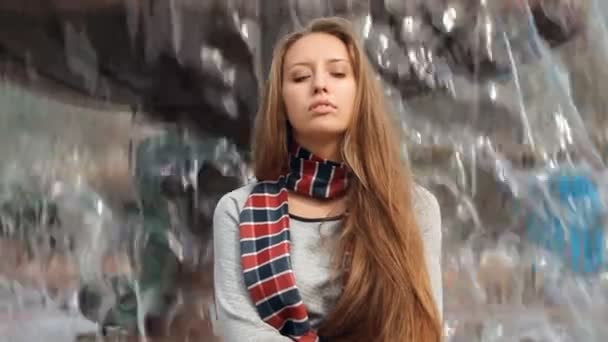 Girl at a fountain in the big city — Stock Video