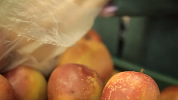 Vrouw pakt appels in de supermarkt — Stockvideo