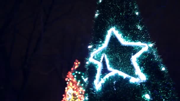 Árvore de Natal brilhante na rua da cidade da noite — Vídeo de Stock