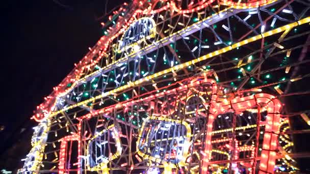 Hermosas luces de Navidad en el centro de la ciudad — Vídeo de stock
