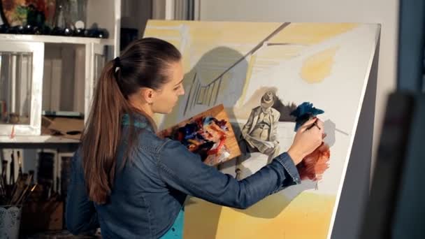 Cute girl draws a brush and paints bright picture — Stock Video