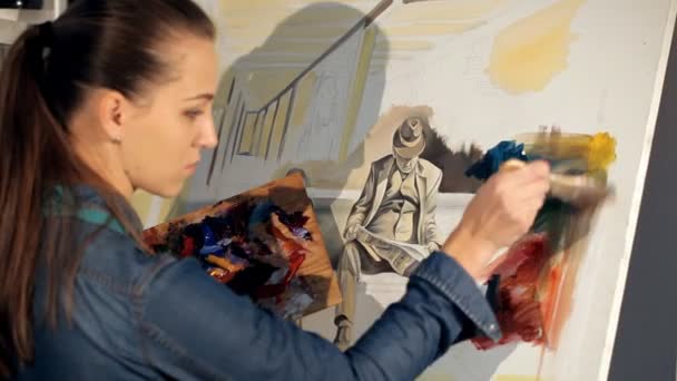 Artista creativo con pinturas y un pincel creando una obra maestra — Vídeo de stock