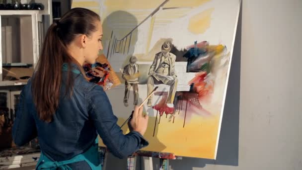 Getalenteerde kunstenaar schildert met een borstel en schetst een beeld van een meesterwerk — Stockvideo