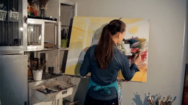 Artista talentoso pinta com um pincel e pinta um quadro de uma obra-prima — Vídeo de Stock