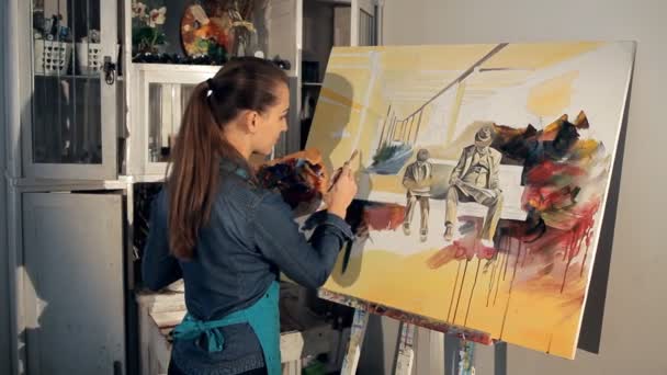 Ταλαντούχος καλλιτέχνης χρωματίζει με μια βούρτσα και χρωματίζει μια εικόνα από ένα αριστούργημα — Αρχείο Βίντεο