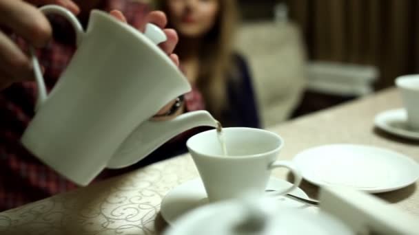 Twee geliefden drinken thee in het restaurant — Stockvideo