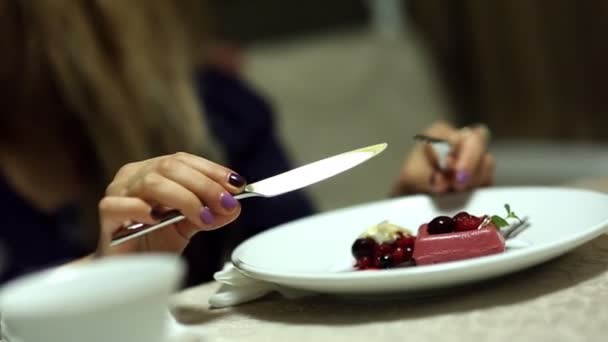Любители едят десерт в ресторане — стоковое видео