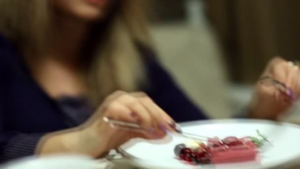Dívka je překvapen kreativní návrhy mužů, aby si ho vzala — Stock video