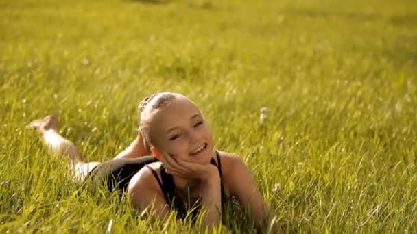 Petite gymnaste aime la nature — Video