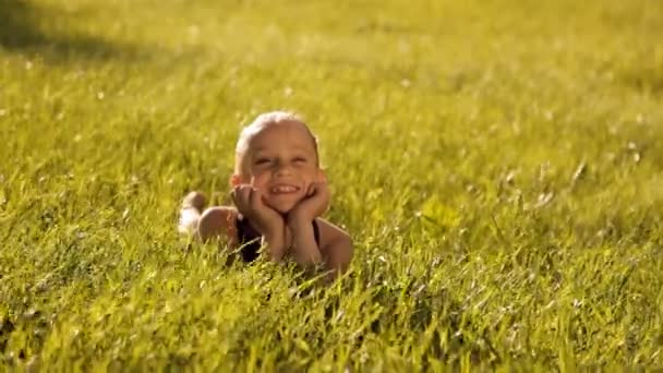 Маленькая гимнастка наслаждается природой — стоковое видео