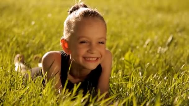 Маленькая гимнастка наслаждается природой — стоковое видео