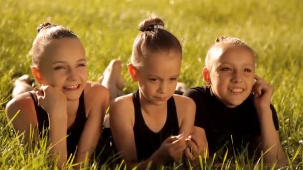 Artistieke gymnasten genieten van de natuur — Stockvideo