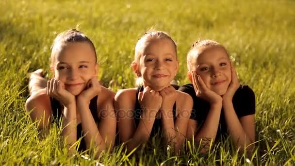 Artistic gymnasts enjoy nature — Stock Video