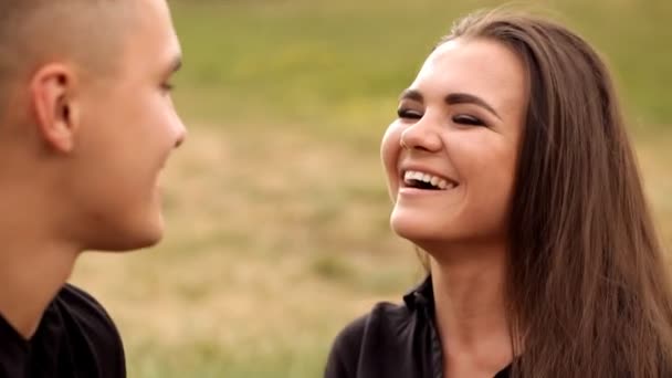 Pareja enamorada pasar tiempo juntos en la naturaleza — Vídeo de stock