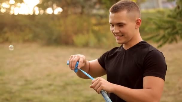 Pareja de amantes soplando burbujas al aire libre — Vídeos de Stock