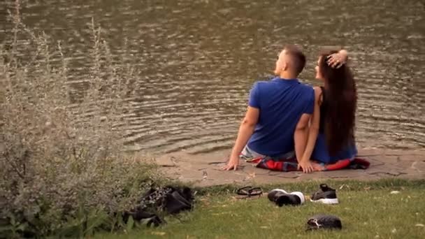 Verliefde paar samen tijd doorbrengen in de buurt van een meer — Stockvideo