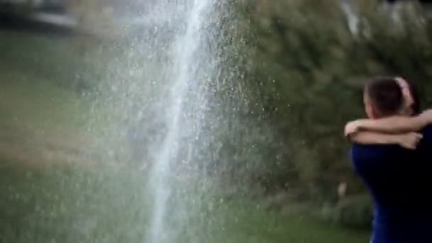 Мокрый роман в парке отдыха — стоковое видео