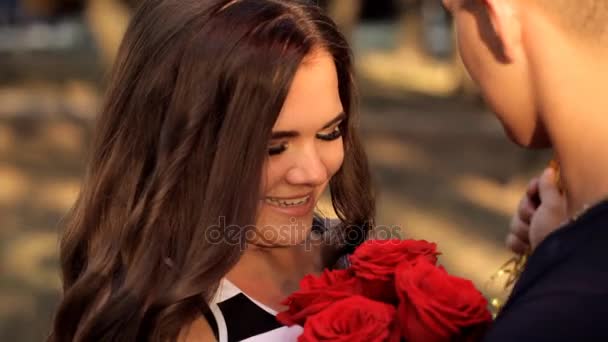 Junger Mann trifft sein Mädchen romantisch in einem Ferienpark — Stockvideo
