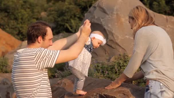 Junge Eltern spielen mit Kind im Ferienpark — Stockvideo