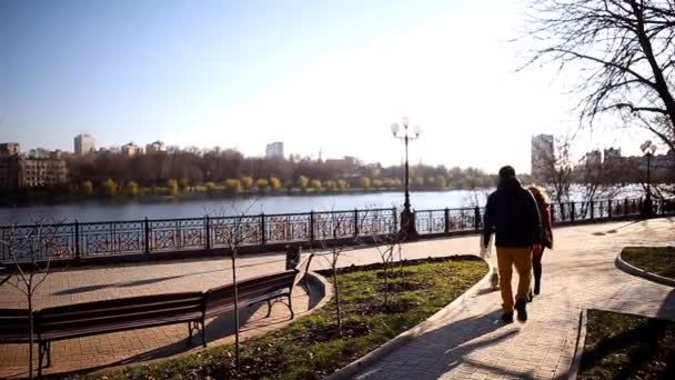 Genç çift ve onların köpek güvertede yürümek — Stok video