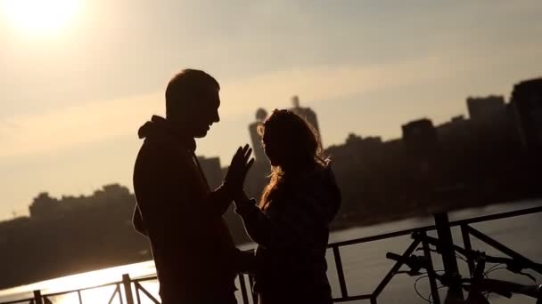 Amour couple sportif montrera leurs sentiments au coucher du soleil sur le front de mer — Video