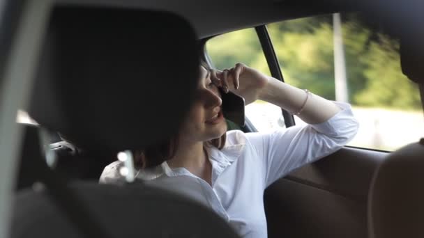 Fantastiskt business tjej rider i en taxi och prata i telefon — Stockvideo