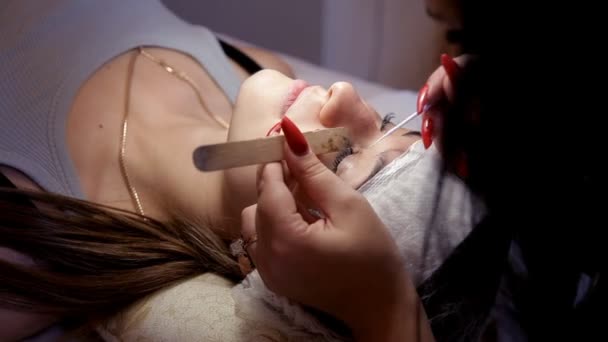 Η make-up artist αφαιρεί παλιά βλεφαρίδες στον υπολογιστή-πελάτη, πριν από την οικοδόμηση νέων — Αρχείο Βίντεο