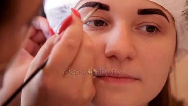V salonu krásy make-up umělec barvy obočí klientovi — Stock video