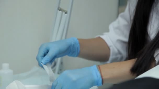 Le médecin-cosmétologue imprimera une seringue avec de l'acide hyaluronique avant de commencer la procédure pour augmenter les lèvres — Video