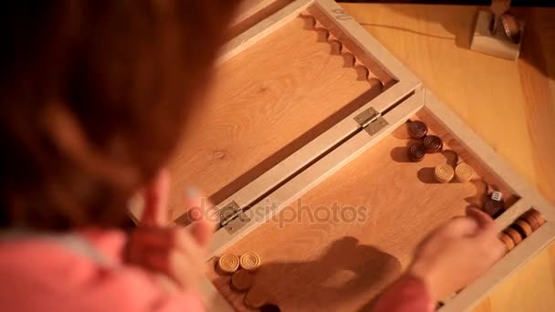 Due ragazze artistiche giocano a backgammon in un ristorante — Video Stock